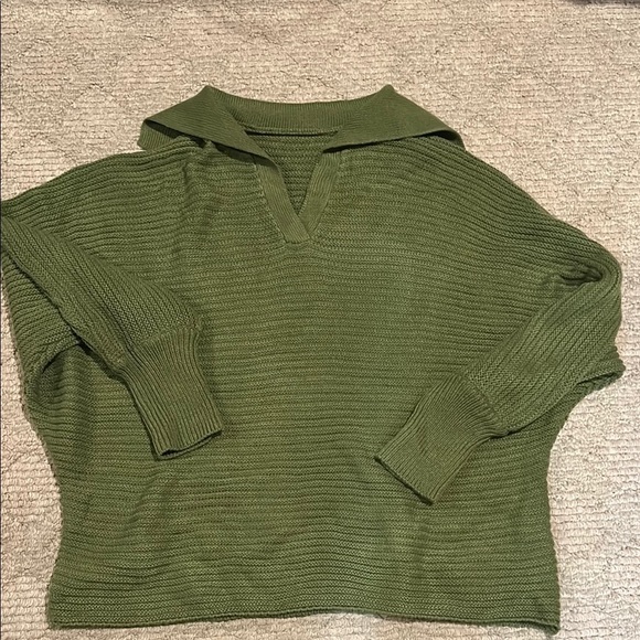 Green V-Neck Sweater with Textured Ribbed Pattern - Picture 1 of 3